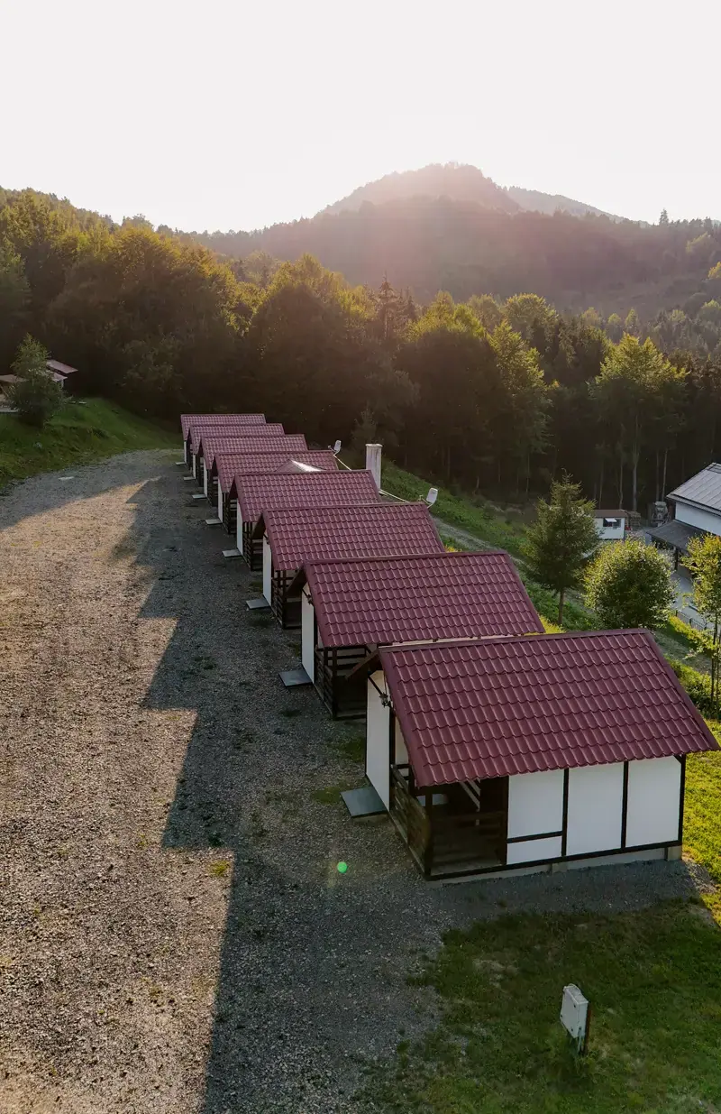 Căsuțele individuale văzute de sus, la marginea pădurii