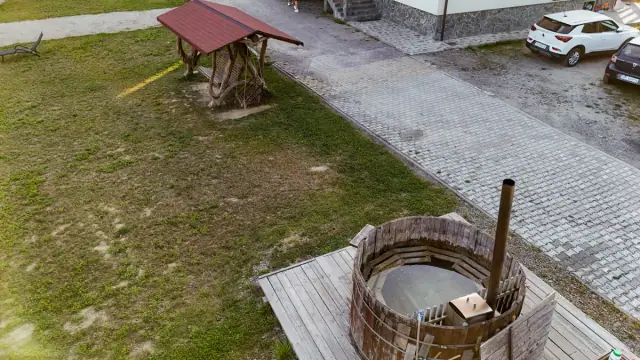 Ciubăr din lemn în curtea pensiunii