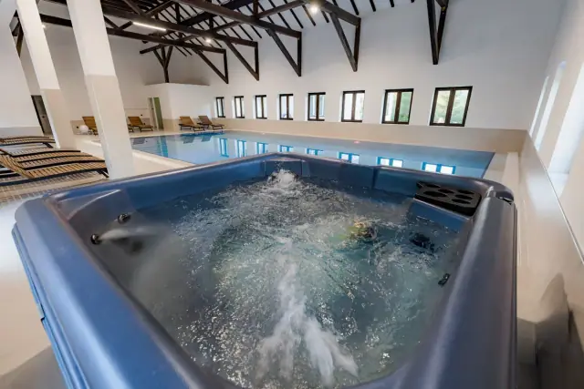 Jacuzzi în centrul SPA, lângă piscină