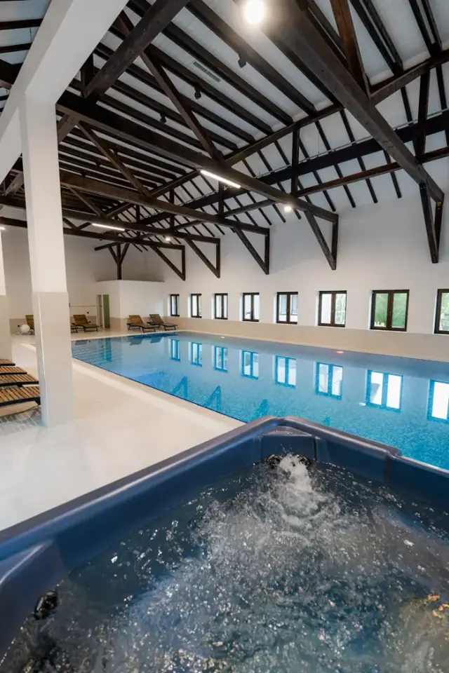 Jacuzzi lângă piscina interioară încălzită