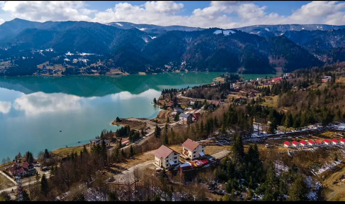 Lacul Colibița văzut din dronă, cu pensiunea și căsuțele deasupra