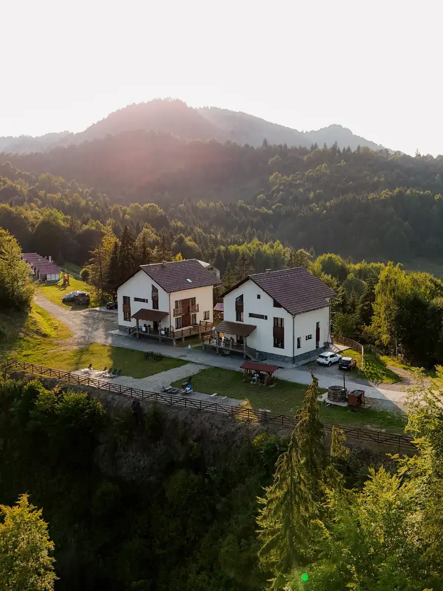 Pensiunea între pădure și munte, la apus