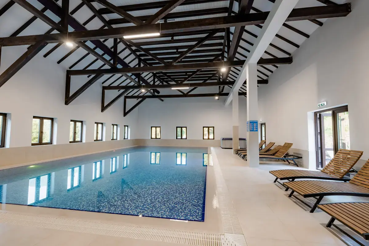 Piscină interioară încălzită în centrul SPA din Colibița