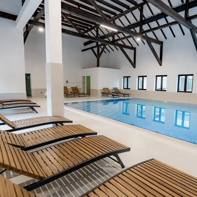 Piscină interioară încălzită, cu șezlonguri