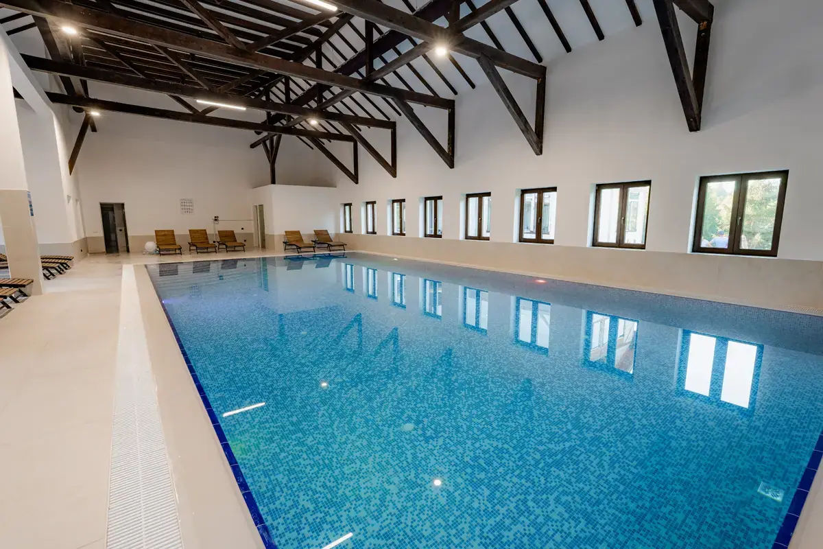 Piscină interioară sub tavan cu grinzi de lemn