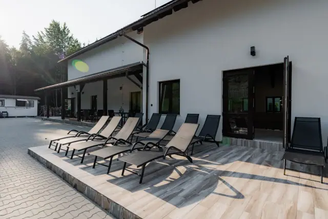 Terasa exterioară a centrului SPA, cu șezlonguri