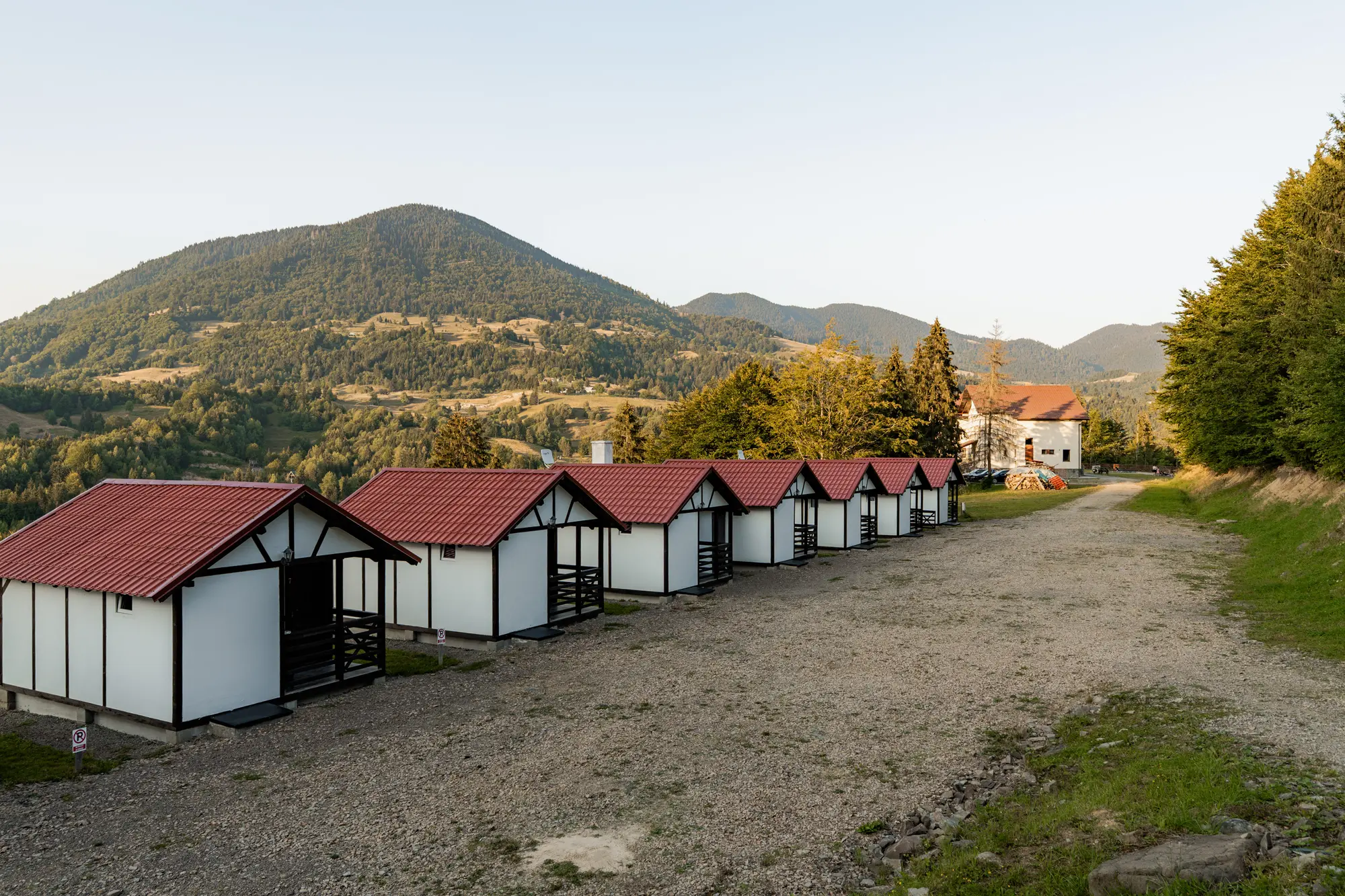Casute individuale de tip cabana in Colibita
