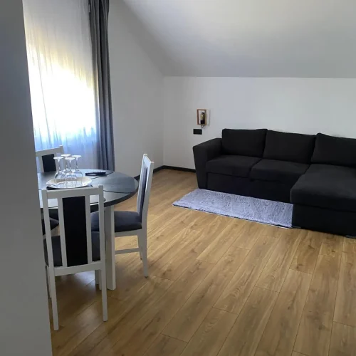 apartament cu dormitor, cameră de zi cu pat extensibil, baie